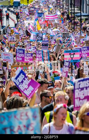 Londra, Regno Unito. 9th luglio 2022. A Trans Pride London March TOP evidenzia la necessità di diritti trans e come parte del mese Pride. Credit: Guy Bell/Alamy Live News Foto Stock
