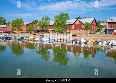 HANKO, FINLANDIA - 14 LUGLIO 2018: Mattinata estiva nel vecchio porto. Hanko. Finlandia Foto Stock