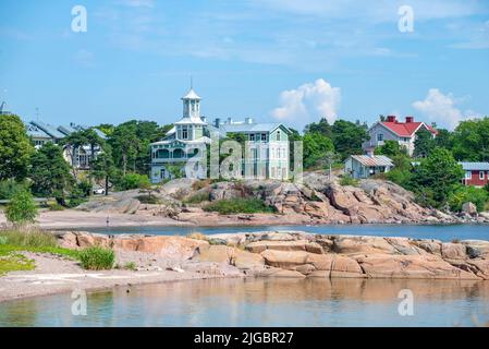 HANKO, FINLANDIA - 14 LUGLIO 2018: Una vecchia casa sulla riva del Golfo di Finlandia. Hanko. Finlandia Foto Stock