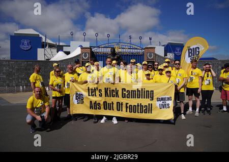 Le famiglie di gioco d'azzardo addicano vittime suicide al di fuori dell'Everton Football Club di Liverpool, organizzato dal Big Step, una campagna per porre fine a tutte le pubblicità e sponsorizzazioni di gioco d'azzardo nel calcio. Data foto: Sabato 9 luglio 2022. Foto Stock