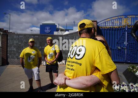 Le famiglie di gioco d'azzardo addicano vittime suicide al di fuori dell'Everton Football Club di Liverpool, organizzato dal Big Step, una campagna per porre fine a tutte le pubblicità e sponsorizzazioni di gioco d'azzardo nel calcio. Data foto: Sabato 9 luglio 2022. Foto Stock