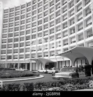 1960s, storico, esterno del Washington Hilton, Washington, DC, USA, con un taxi della Yellow Cab Company all'entrata dell'hotel. Il ristorante Four Oaks sulla sinistra. Con oltre 1.000 camere da letto, il grande hotel in Connecticut Avenue è stato progettato da William B. Tabler ed è stato aperto nel 1965. Foto Stock