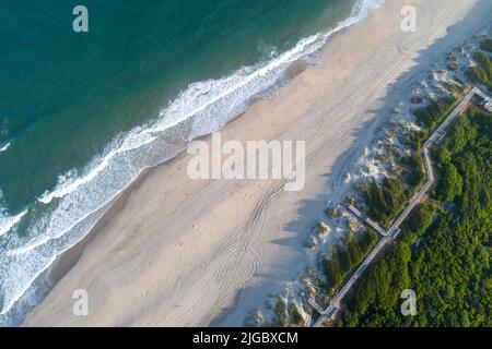 vista aerea con drone di una spiaggia Foto Stock