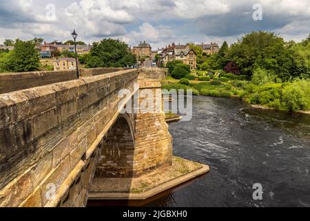 Il ponte, costruito nel 1674, sul fiume Tyne a Corbridge Town, Northumberland, Inghilterra Foto Stock