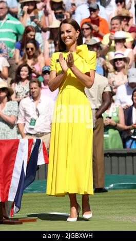 Londra, Regno Unito. 09th luglio 2022. Kate Middleton, la sua duchessa reale di altezza di Cambridge, partecipa alla finale femminile il giorno tredici dei campionati Wimbledon 2022 a Londra sabato 9 luglio 2022. Rybakina ha vinto la partita 3-6, 6-2, 6-2. Foto di Hugo Philpott/UPI Credit: UPI/Alamy Live News Foto Stock