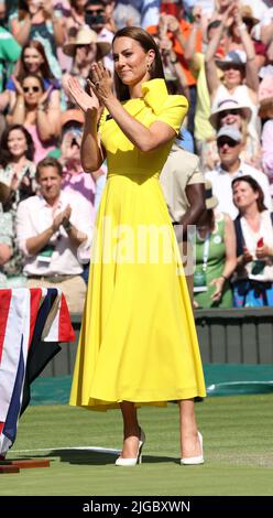 Londra, Regno Unito. 09th luglio 2022. Kate Middleton, la sua duchessa reale di altezza di Cambridge, partecipa alla finale femminile il giorno tredici dei campionati Wimbledon 2022 a Londra sabato 9 luglio 2022. Rybakina ha vinto la partita 3-6, 6-2, 6-2. Foto di Hugo Philpott/UPI Credit: UPI/Alamy Live News Foto Stock