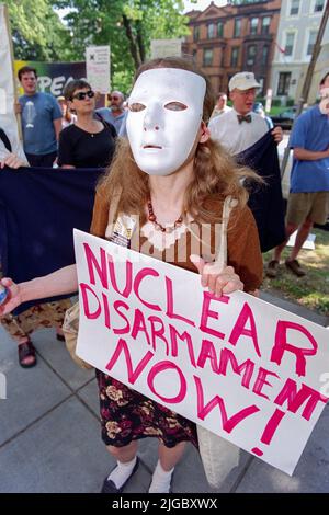 I manifestanti di Greenpeace, che indossano costumi bomba, si radunano fuori dall'Ambasciata del Pakistan, 28 maggio 1998 a Washington, DC. I manifestanti hanno chiesto di porre fine alla corsa agli armamenti nucleari, che è aumentata con l'adesione del Pakistan alle nazioni con armi nucleari. Foto Stock