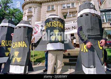 I manifestanti di Greenpeace, che indossano costumi bomba, si radunano fuori dall'Ambasciata del Pakistan, 28 maggio 1998 a Washington, DC. I manifestanti hanno chiesto di porre fine alla corsa agli armamenti nucleari, che è aumentata con l'adesione del Pakistan alle nazioni con armi nucleari. Foto Stock