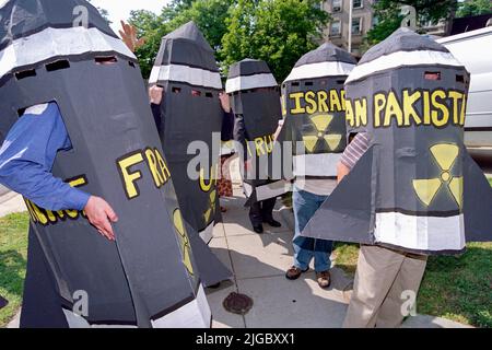 I manifestanti di Greenpeace, che indossano costumi bomba, si radunano fuori dall'Ambasciata del Pakistan, 28 maggio 1998 a Washington, DC. I manifestanti hanno chiesto di porre fine alla corsa agli armamenti nucleari, che è aumentata con l'adesione del Pakistan alle nazioni con armi nucleari. Foto Stock