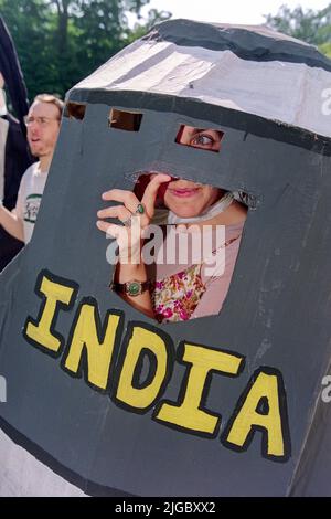 I manifestanti di Greenpeace, che indossano costumi bomba, si radunano fuori dall'Ambasciata del Pakistan, 28 maggio 1998 a Washington, DC. I manifestanti hanno chiesto di porre fine alla corsa agli armamenti nucleari, che è aumentata con l'adesione del Pakistan alle nazioni con armi nucleari. Foto Stock