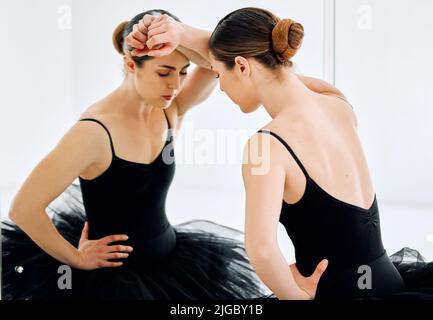 Ballare significa sentire e passione, una giovane e attraente studentessa di balletto che si esibisce nel suo studio di danza. Foto Stock