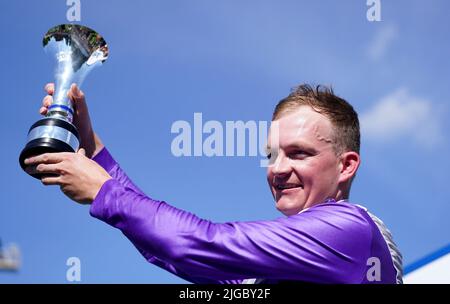 Jockey Rob Hornby con il trofeo dopo aver vinto la Darley July Cup Stakes with Alcohol Free in Darley July Cup Day of the Moet e Chandon July Festival a Newmarket racecourse, Suffolk. Data foto: Sabato 9 luglio 2022. Foto Stock