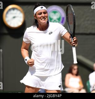 Londra, Regno Unito. 09th luglio 2022. Il tunisino Ons Jabeur reagisce nella sua finale femminile contro Elena Rybakina del Kazakhstan in occasione dei campionati Wimbledon 2022 a Londra sabato 09 luglio 2022. Rybakina ha vinto la partita 3-6, 6-2, 6-2. Foto di Hugo Philpott/UPI Credit: UPI/Alamy Live News Foto Stock