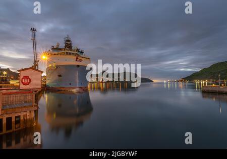La nave ormeggiata al mattino presto nel porto di San Giovanni Foto Stock