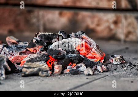 Pezzi di carbone incandescente che fa braci per preparare un delizioso barbecue Foto Stock