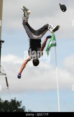 Lawford, Regno Unito. 09th Lug 2022. Il Tendring Hundred Show è la prima fiera agricola dell'Essex. Mark Stannage e il suo team di daredevils eseguono acrobazie con auto, moto e acrobazie in caduta alta. Credit: Eastern views/Alamy Live News Foto Stock