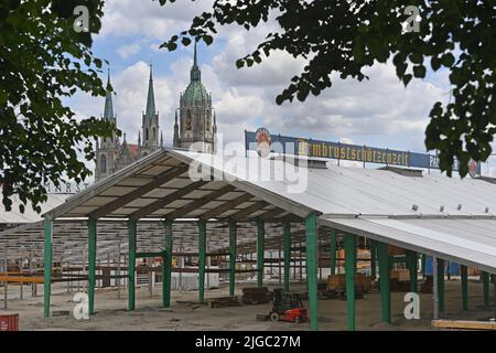 Monaco di Baviera, Germania. 09th luglio 2022. Costruzione delle tende per l'Oktoberfest 2022 sul Theresienwiese il 9th luglio 2022. Wiesn, la tenda del crossbowmen. Credit: dpa/Alamy Live News Foto Stock