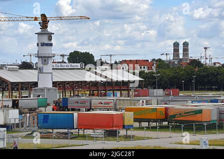 Monaco di Baviera, Germania. 09th luglio 2022. Costruzione delle tende per l'Oktoberfest 2022 sul Theresienwiese il 9th luglio 2022. Prati. Tenda Loewenbrau. Credit: dpa/Alamy Live News Foto Stock