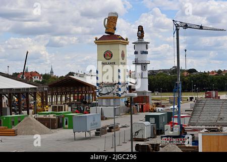 Monaco di Baviera, Germania. 09th luglio 2022. Costruzione delle tende per l'Oktoberfest 2022 sul Theresienwiese il 9th luglio 2022. Tenda Wiesn.Paulaner e Loewenbraeu. Credit: dpa/Alamy Live News Foto Stock