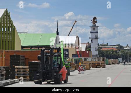 Monaco di Baviera, Germania. 09th luglio 2022. Costruzione delle tende per l'Oktoberfest 2022 sul Theresienwiese il 9th luglio 2022. Wiesn, tenda Loewenbrau. Credit: dpa/Alamy Live News Foto Stock