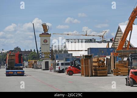 Monaco di Baviera, Germania. 09th luglio 2022. Costruzione delle tende per l'Oktoberfest 2022 sul Theresienwiese il 9th luglio 2022. Oktoberfest, Schottenhamel e Paulaner tenda. Credit: dpa/Alamy Live News Foto Stock