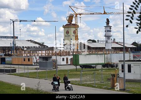 Monaco di Baviera, Germania. 09th luglio 2022. Costruzione delle tende per l'Oktoberfest 2022 sul Theresienwiese il 9th luglio 2022. Tenda Wiesn.Paulaner e Loewenbraeu. Credit: dpa/Alamy Live News Foto Stock