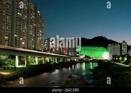 Vista notturna di Anyang, Gyeonggi-do, Corea Foto Stock