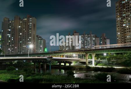 Vista notturna di Anyang, Gyeonggi-do, Corea Foto Stock