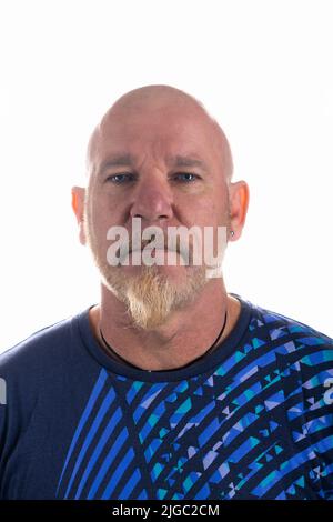 calvo caucasico nel 50s con orecchini a capra e occhi blu Foto Stock