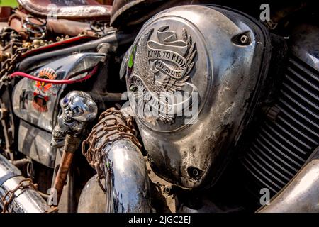 La Nucia, Alicante, Spagna 16-04-2020. Motocicletta personalizzata in stile steampunk Foto Stock
