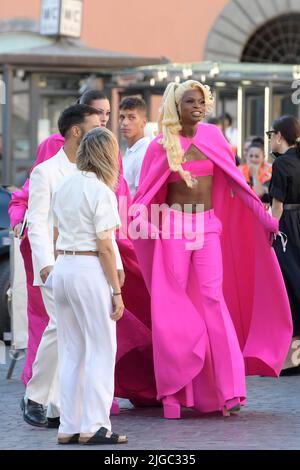 Roma, Italia. 08th luglio 2022. Symone partecipa al Valentino all'inizio della sfilata di moda in Piazza di Spagna. (Foto di Mario Cartelli/SOPA Images/Sipa USA) Credit: Sipa USA/Alamy Live News Foto Stock