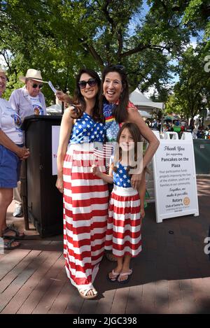 Il Congresso degli Stati Uniti Teresa Leger Fernandez (centro), membro della Camera dei rappresentanti degli Stati Uniti, in occasione di un evento del 4 luglio a Santa Fe, New Mexico. Foto Stock