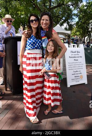 Il Congresso degli Stati Uniti Teresa Leger Fernandez (centro), membro della Camera dei rappresentanti degli Stati Uniti, in occasione di un evento del 4 luglio a Santa Fe, New Mexico. Foto Stock