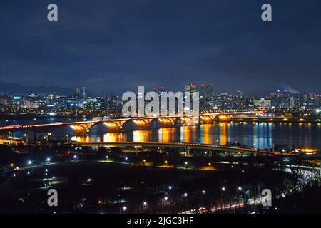 La vista notturna del Ponte Seongsan a Seoul Foto Stock