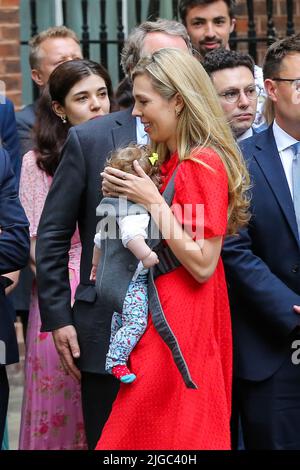 Londra, Regno Unito. 07th luglio 2022. Carrie Johnson, moglie del primo ministro britannico Boris Johnson, porta la loro figlia Romy Johnson davanti alla dichiarazione del primo ministro britannico Boris Johnson. In meno di 48 ore oltre 50 ministri del governo si sono dimessi esercitando pressioni su Boris Johnson per dimettersi come leader. Credit: SOPA Images Limited/Alamy Live News Foto Stock