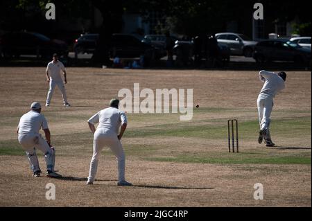 Londra, Regno Unito. 09th luglio 2022. Uomini che giocano a cricket su un campo parciato. Credit: Sebastian Gollnow/dpa/Alamy Live News Foto Stock