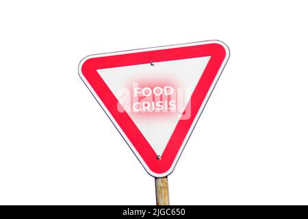 Concetto di crisi alimentare. Segnaletica stradale rossa isolata. Sfocatura vuoto triangolo vuoto rosso spia strada con sfondo blu cielo. Direzione di pericolo. Non in foc Foto Stock