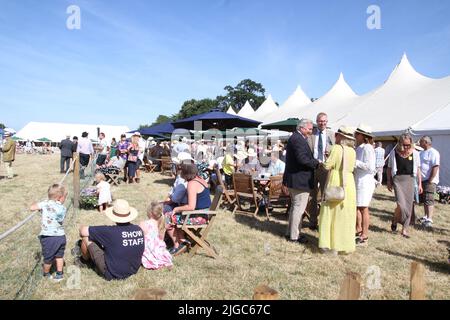 Lawford, Regno Unito. 09th Lug 2022. Il Tendring Hundred Show è la prima fiera agricola dell'Essex. Il tempo per lo spettacolo era perfetto, con migliaia di persone che si crogiolavano al sole intorno alle tende dell'ospitalità. Credit: Eastern views/Alamy Live News Foto Stock