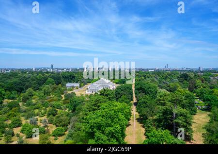 Vista aerea dalla Grande Pagoda con la Casa del Tempio in primo piano, Kew Gardens, Richmond, Londra, Inghilterra, REGNO UNITO Foto Stock