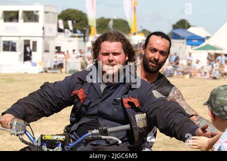 Lawford, Regno Unito. 09th Lug 2022. Il Tendring Hundred Show è la prima fiera agricola dell'Essex. Mark Stannage e il suo team eseguono acrobazie e temibili e in seguito hanno apprezzato l'apprezzamento della folla. Credit: Eastern views/Alamy Live News Foto Stock