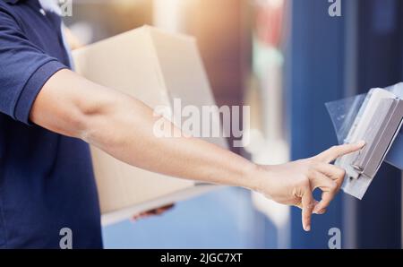 Im a destra alla vostra porta con il vostro ordine. Primo piano di un uomo irriconoscibile che suona un cicalino mentre si effettua una consegna. Foto Stock