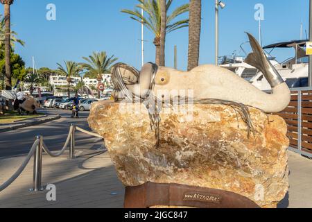 Cala d'Or, Spagna; 25 giugno 2022: Scultura in metallo e pietra situata sul lungomare della città maiorchina di Cala d'Or, Spagna Foto Stock