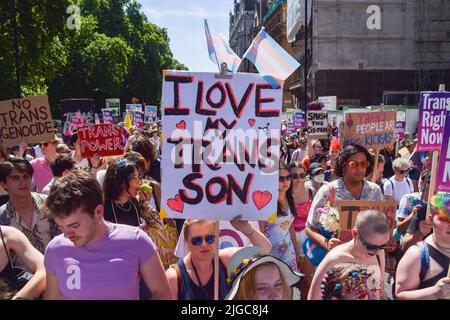 Londra, Regno Unito. 9th luglio 2022. I manifestanti passano attraverso Piccadilly accanto a Green Park durante la marcia Trans Pride. Migliaia di persone hanno marciato attraverso il centro di Londra a sostegno dei diritti della Trans. Credit: Vuk Valcic/Alamy Live News Foto Stock