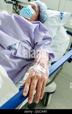 Miami Beach Florida, Mount Mt. Sinai Medical Center ospedale interno interno, Skolnick torre chirurgica paziente sala operatoria pre-operatoria, utero ispanico Foto Stock