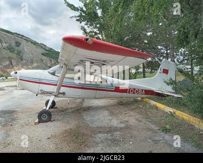 Eskişehir, Türkiye – 25 giugno 2022: Un velivolo Cessna monotomotore esposto nell'area statica presso il THK İnönü Aviation Center. Foto Stock