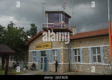 Eskişehir, Türkiye – 25 giugno 2022: La torre di controllo del volo del Centro Aviazione dell'Associazione Turca Aeronautica (THK) İnönü, che ha ospitato l'avi Foto Stock