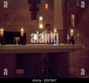 CELEBRACION DE LA STA MISA-SACERDOTE - FOTO AÑOS 60. POSIZIONE: BASILICA DE LA ANUNCIAZIONE. NAZARET. ISRAELE. Foto Stock