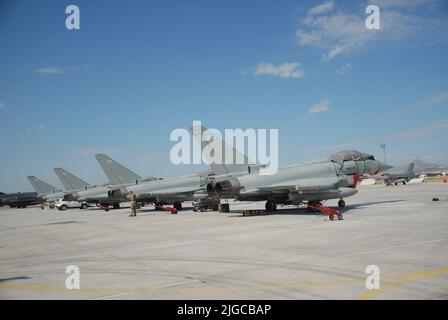 Konya, Turchia – 30 giugno 2022: Quattro aerei da combattimento Eurofighter Typhoon della Royal Air Force (RAF), che hanno partecipato alla Anatolia Eagle 2022 Trai Foto Stock