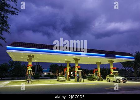 Fort ft. Myers Florida, distributore di benzina notte baldacchino Foto Stock