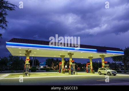 Fort ft. Myers Florida, distributore di benzina notte baldacchino Foto Stock